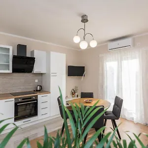 Star - Free Private Parking Apartman